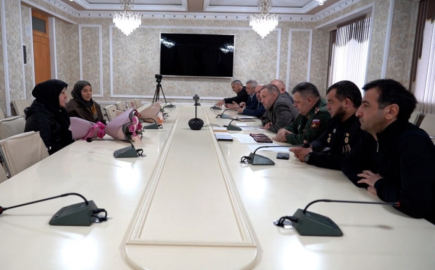 Глава Хасавюрта Корголи Корголиев передал семье погибшего участника СВО Гасана Антаева медаль Жукова 