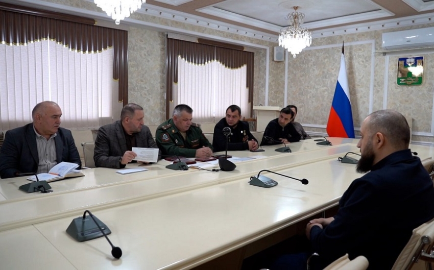 В Хасавюрте передали орден Мужества и медаль «За храбрость» II степени брату погибшего участника СВО Магомеда Магомедова