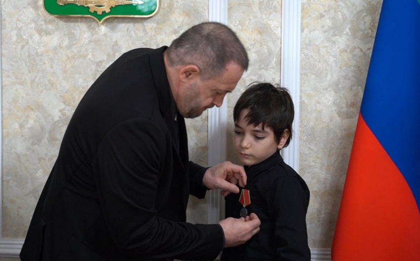 Корголи Корголиев передал медаль Суворова семье погибшего участника СВО Адунапи Газимагомедова