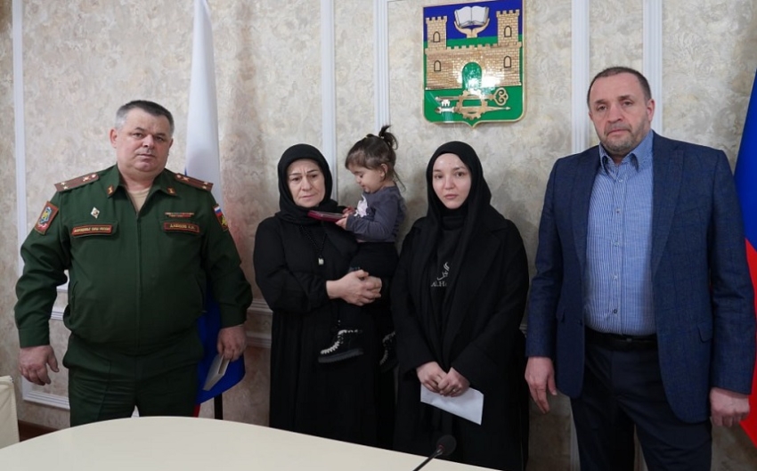 Корголи Корголиев передал медаль «За отвагу» семье погибшего участника СВО Ахмеда Абдулманапова