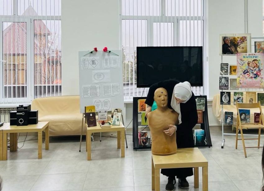 Студенты медколледжа им. Башларова провели занятие по первой помощи для сотрудников Хасавюртовской библиотеки