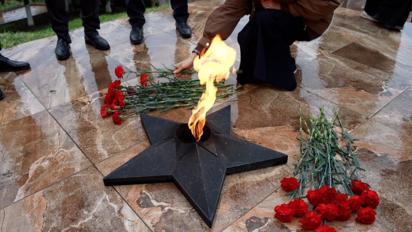 В Хасавюрте возложили цветы у мемориала «Холм боевой славы» в честь Дня Героев Отечества
