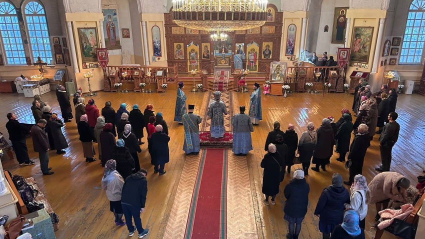 Праздничное богослужение в честь престольного дня Знаменского собора прошло в Хасавюрте