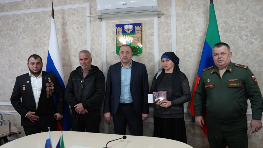 Корголи Корголиев передал семье погибшего участника СВО Азамата Догоева орден Мужества