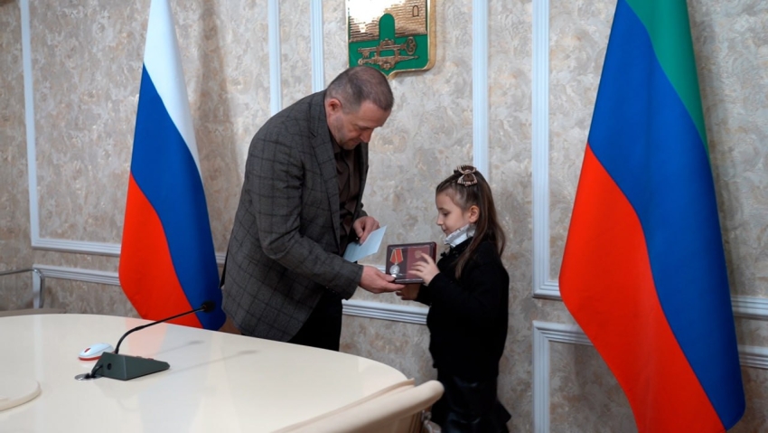 Корголи Корголиев передал медаль Суворова семье Бекхана Юсупова 