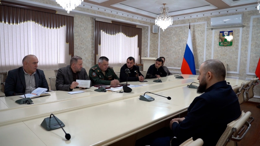 В Хасавюрте передали Орден Мужества и медаль «За храбрость» II степени брату погибшего участника СВО Магомеда Магомедова