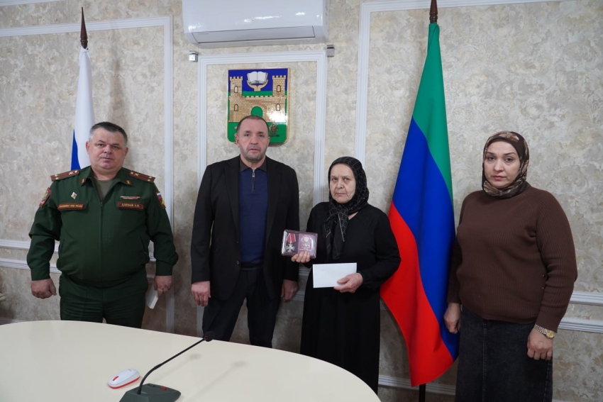 Корголи Корголиев передал орден Мужества семье погибшего участника СВО Руслана Саипова