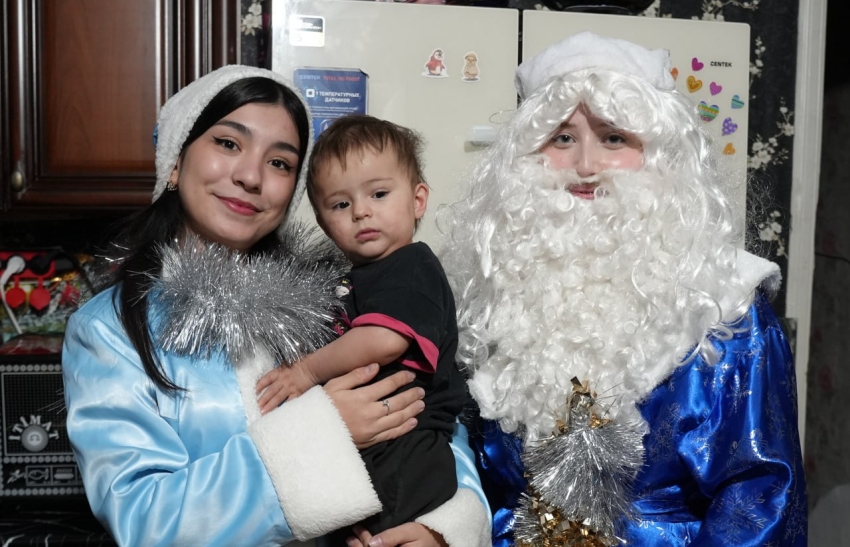 В Хасавюрте проходит раздача новогодних подарков детям