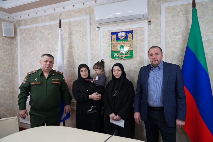 Корголи Корголиев передал медаль «За отвагу» семье погибшего участника СВО Ахмеда Абдулманапова