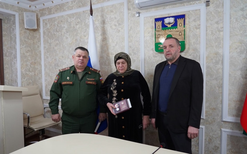 Корголи Корголиев передал медаль Жукова семье пропавшего без вести участника СВО Рамазана Халимова