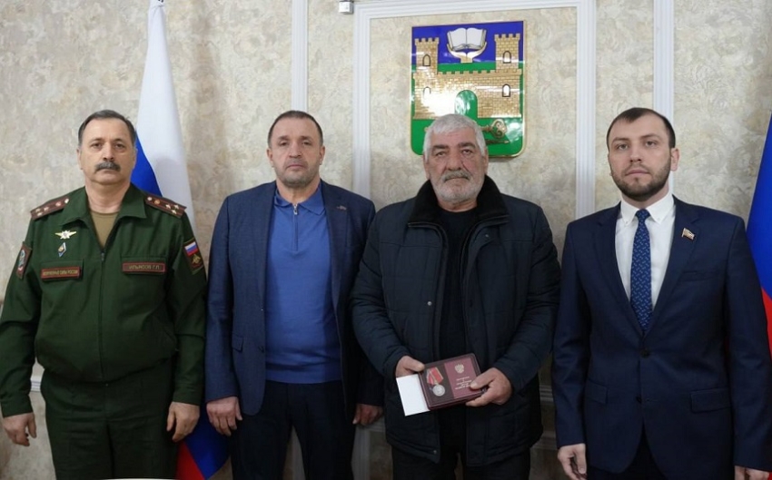 Корголи Корголиев передал медаль Суворова семье погибшего участника СВО Арслана Батаева