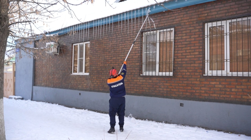 В Хасавюрте проводятся работы по удалению наледи и сосулек с крыш