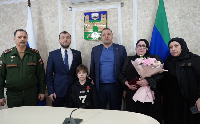 Медаль Жукова передали семье погибшего участника СВО Саидбега Абдулмаликова из Хасавюрта