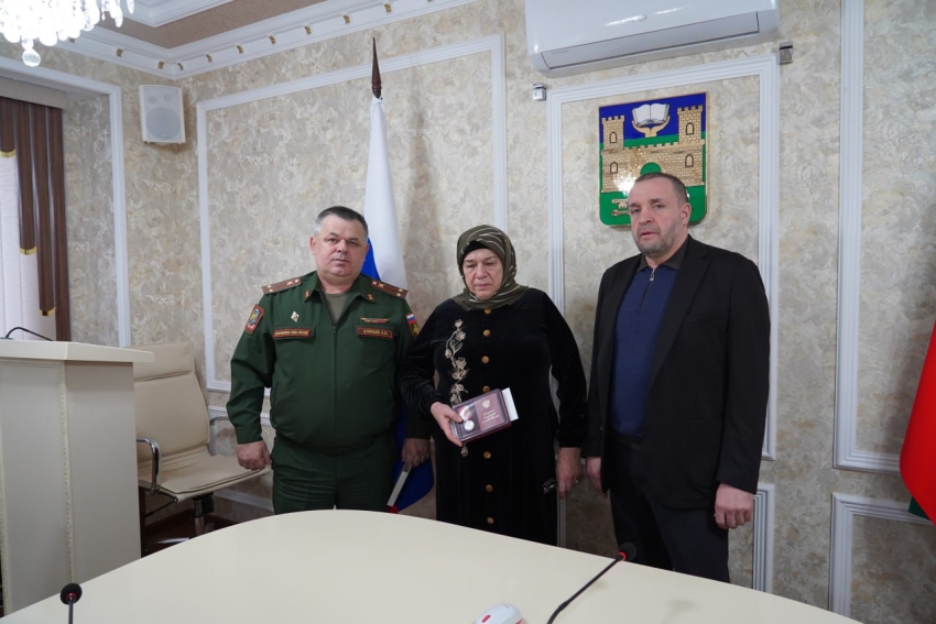 Корголи Корголиев передал медаль Жукова семье пропавшего без вести участника СВО Рамазана Халимова