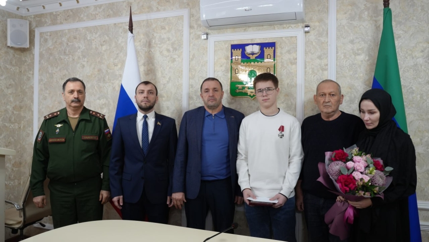 В Хасавюрте передали орден Мужества семье погибшего участника СВО Арслана Кабаева
