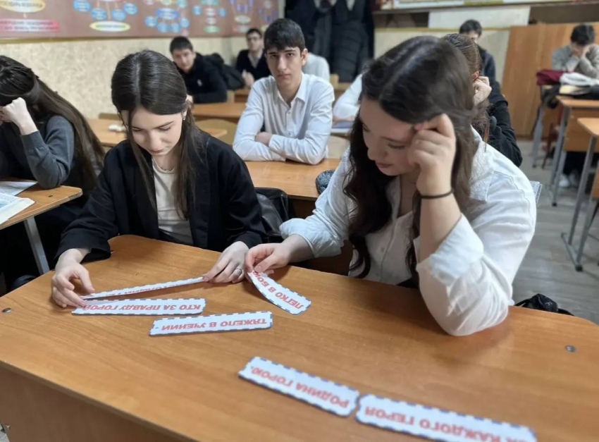 В школах Хасавюрта состоялись «Разговоры о важном», приуроченные ко Дню защитника Отечества