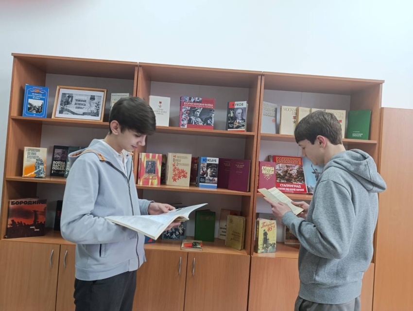Книжная выставка ко Дню воинской славы России открылась в библиотеке Хасавюрта