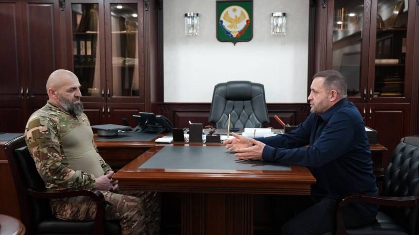Корголи Корголиев встретился с участником СВО Адилгере Адильбиевым