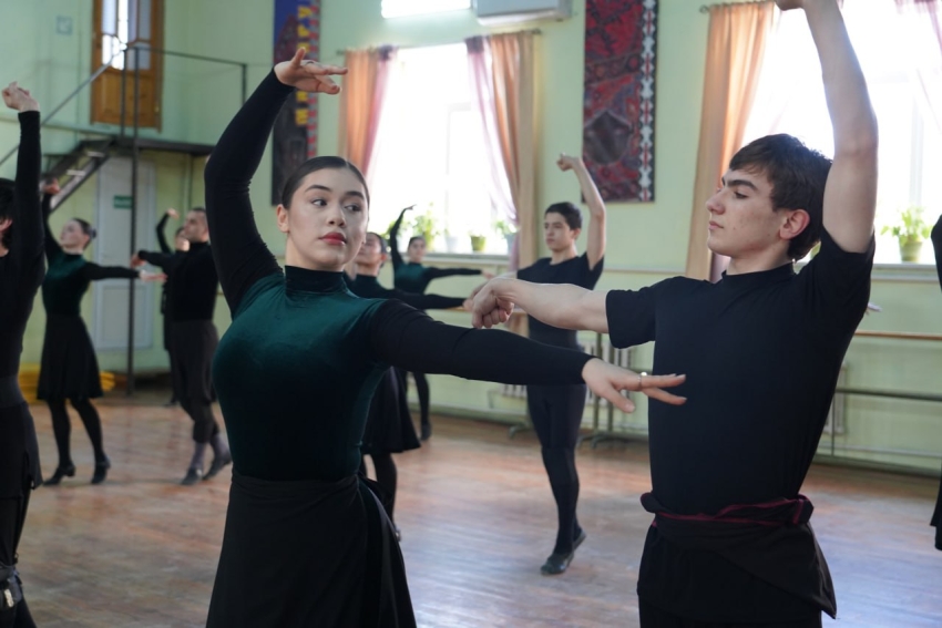 Заслуженный коллектив народного творчества РФ ансамбль танца «Эхо Гор» РДНТ и г. Хасавюрта