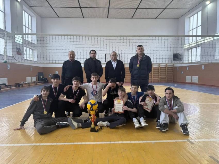 В Хасавюрте состоялись Первенства города по волейболу и стритболу среди школьников, посвящённые Дню защитника Отечества