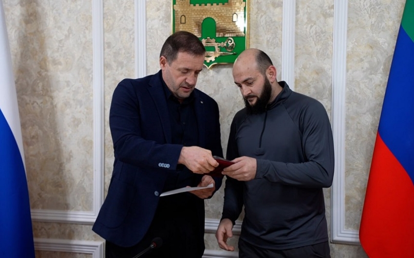 Корголи Корголиев передал орден Мужества сыну погибшего участника СВО Шихамата Магомедова