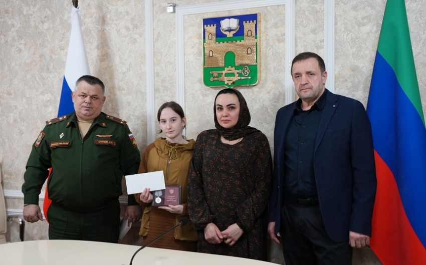 Глава Хасавюрта передал медаль «За отвагу» семье погибшего участника СВО Рашида Гасайниева