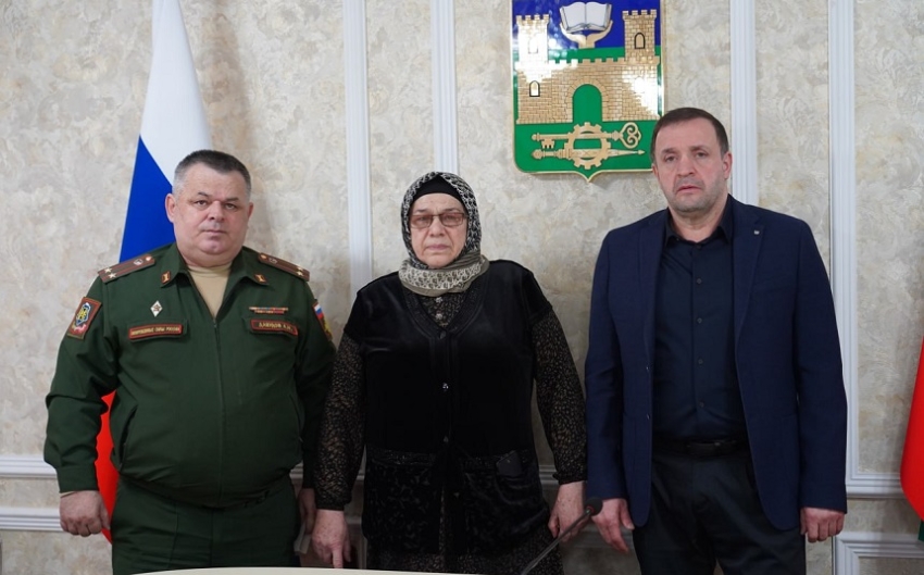 Медаль «За отвагу» передал Глава Хасавюрта семье пропавшего без вести бойца Рамазана Халимова