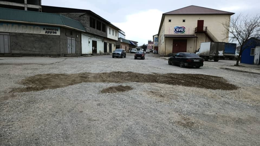 В Хасавюрте продолжаются работы по временной засыпке ям