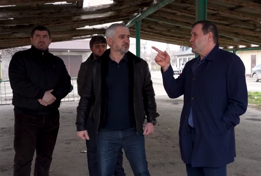 Корголи Корголиев осуществил плановый объезд и посетил двор дома, где проживает семья участников СВО