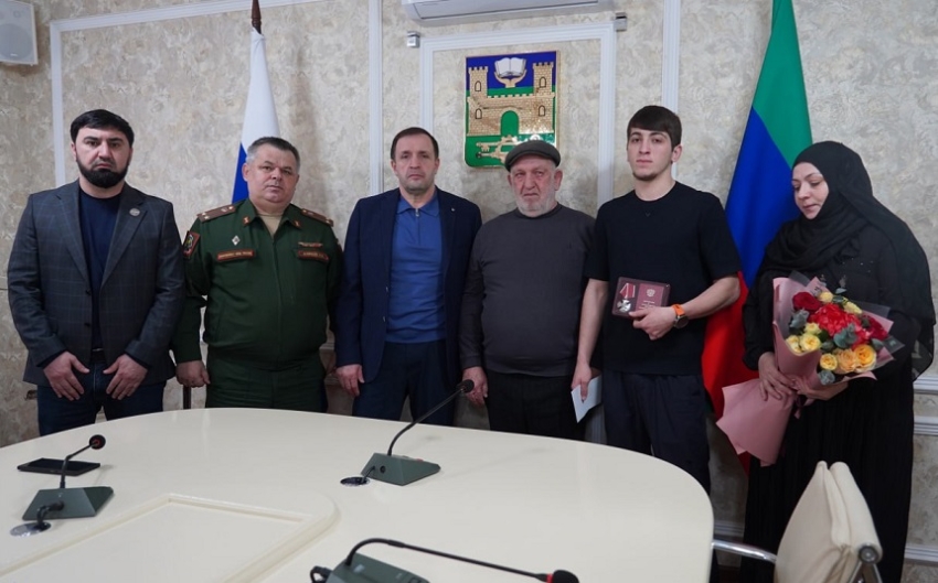 Корголи Корголиев передал орден Мужества семье погибшего участника СВО Якуба Айдимирова