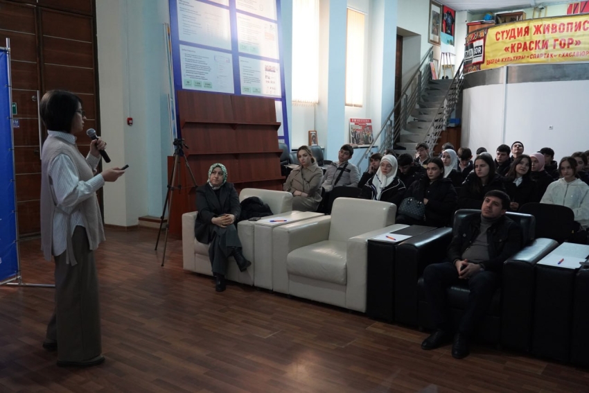 О современных вызовах и научных достижениях поговорили со студентами колледжей г. Хасавюрта