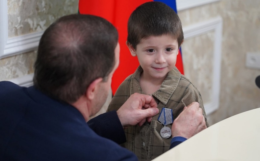 Глава Хасавюрта передал медаль «За отвагу» семье погибшего участника СВО Абдуразака Газихмаева