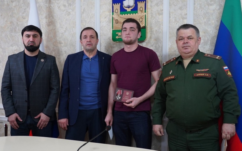 Корголи Корголиев передал орден Мужества семье погибшего участника СВО Али Баматова