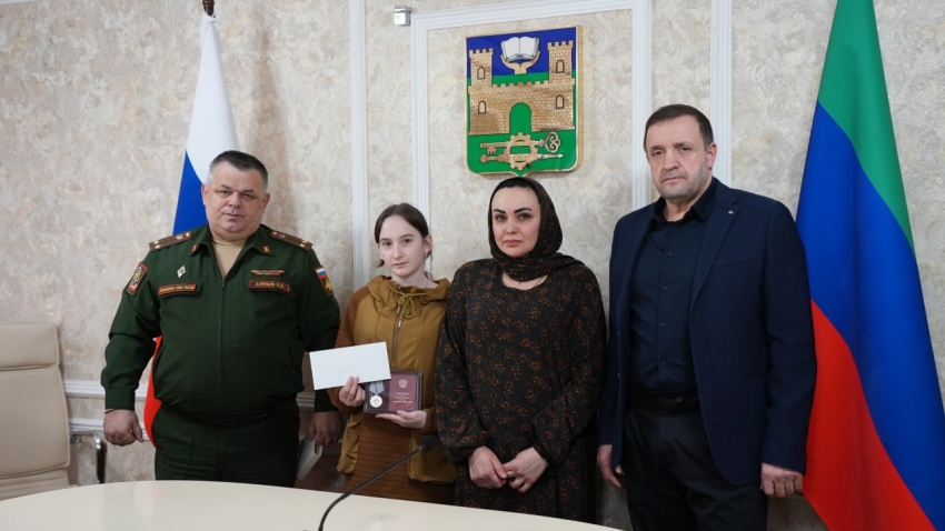 Глава Хасавюрта передал медаль «За отвагу» семье погибшего участника СВО Рашида Гасайниева