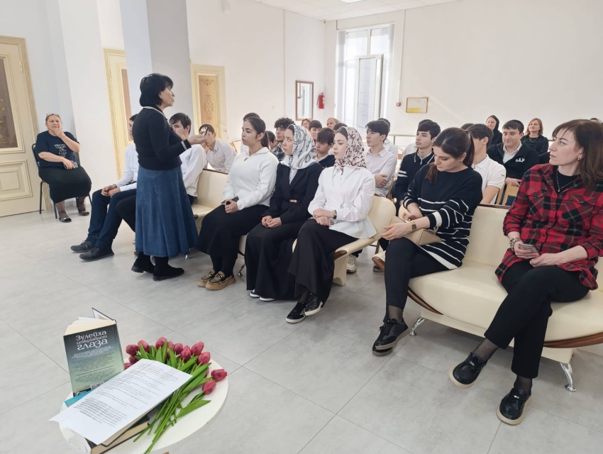 Литературный час о любви и весне в библиотеке Хасавюрта