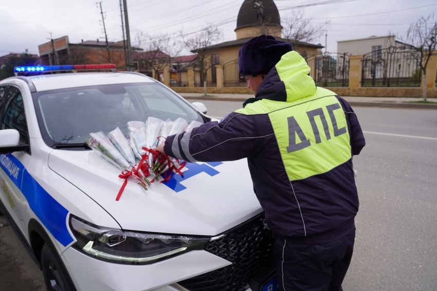 Сотрудники Госавтоинспекции Хасавюрта провели праздничную акцию к Международному женскому дню