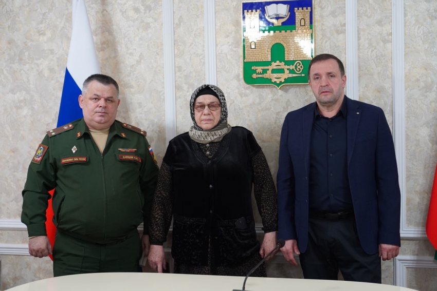 Медаль «За отвагу» передал Глава Хасавюрта семье пропавшего без вести бойца Рамазана Халимова