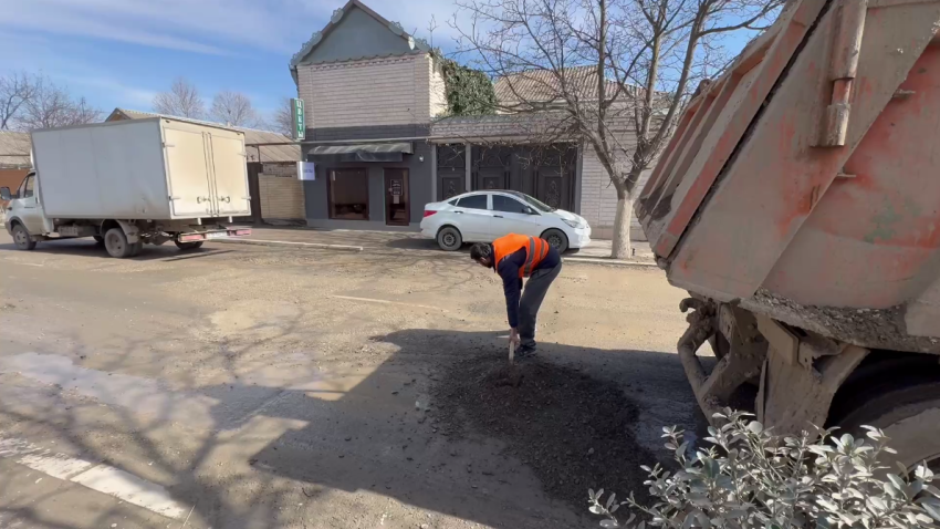 В Хасавюрте проводится временная засыпка ям на дорогах