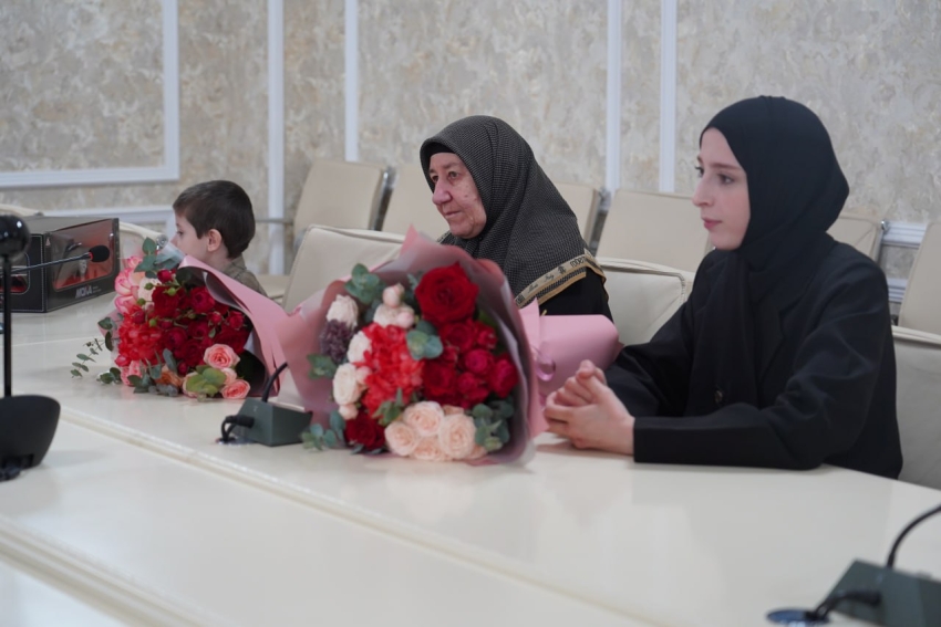 Глава Хасавюрта передал медаль «За отвагу» семье погибшего участника СВО Абдуразака Газихмаева