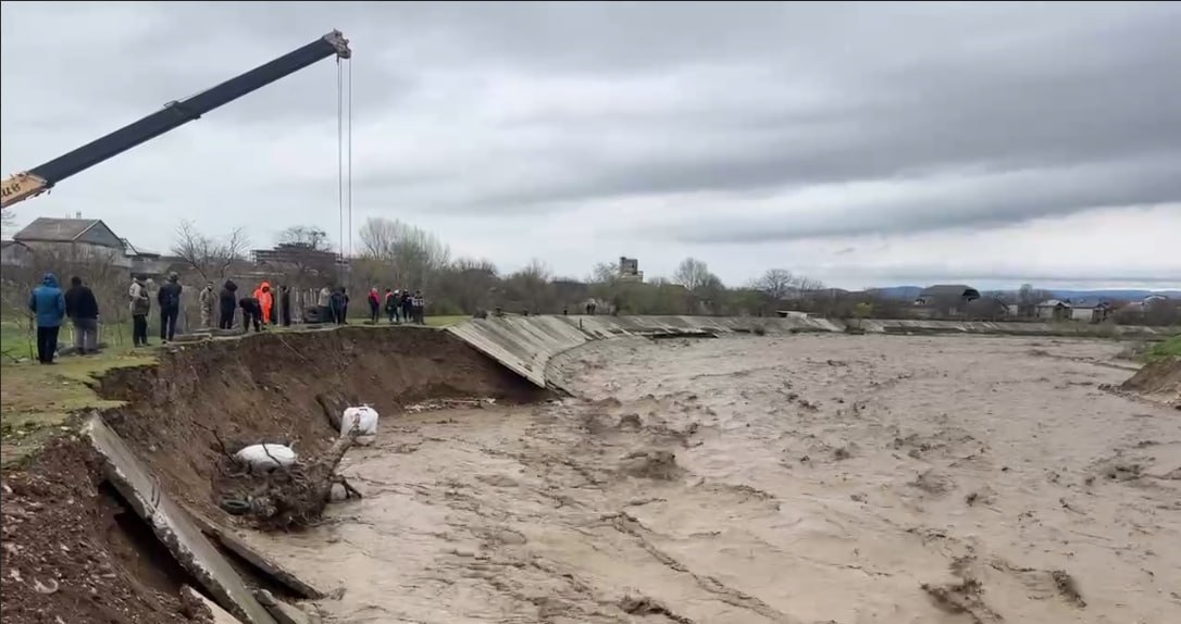 В Хасавюрте проводятся берегоукрепительные работы в связи с подъемом уровня реки Ярык-Су
