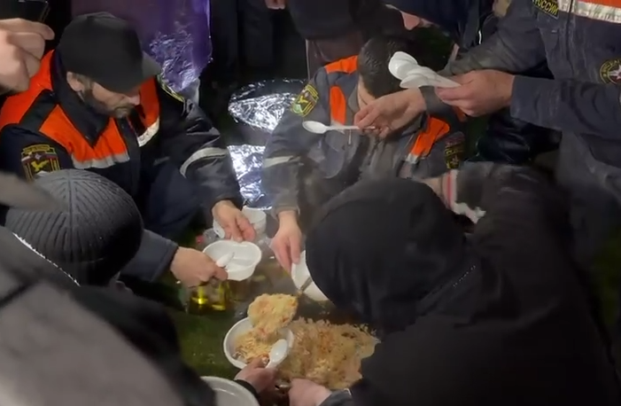 По поручению Главы Хасавюрта Корголи Корголиева для всех участников берегоукрепительных работ организовано горячее питание