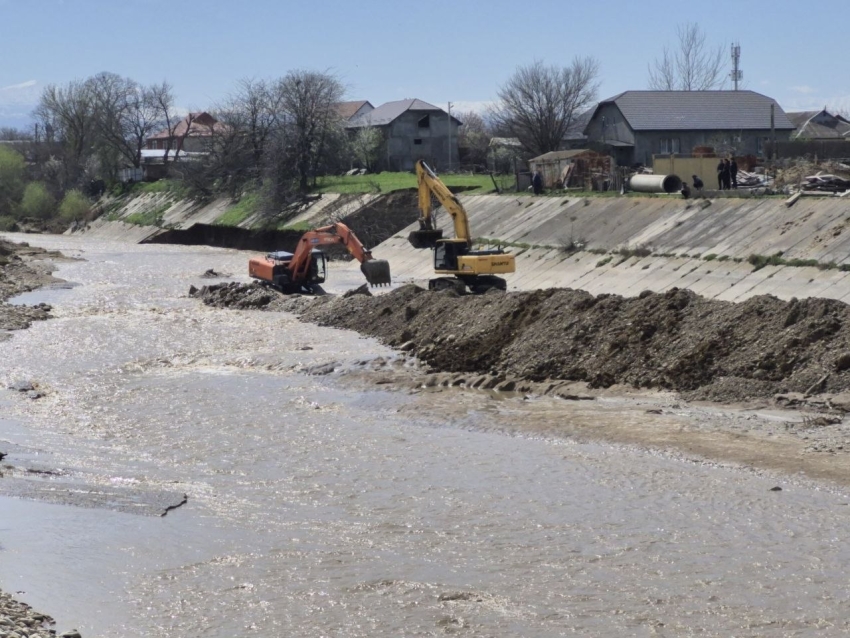 В Хасавюрте продолжаются берегоукрепительные работы в микрорайоне Бальюрт