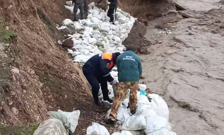 В Хасавюрте проводятся работы по укреплению берега реки Ярык-Су