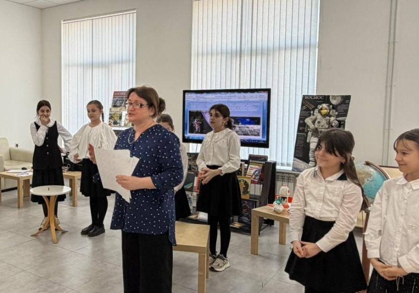 День космонавтики в детской библиотеке Хасавюрта