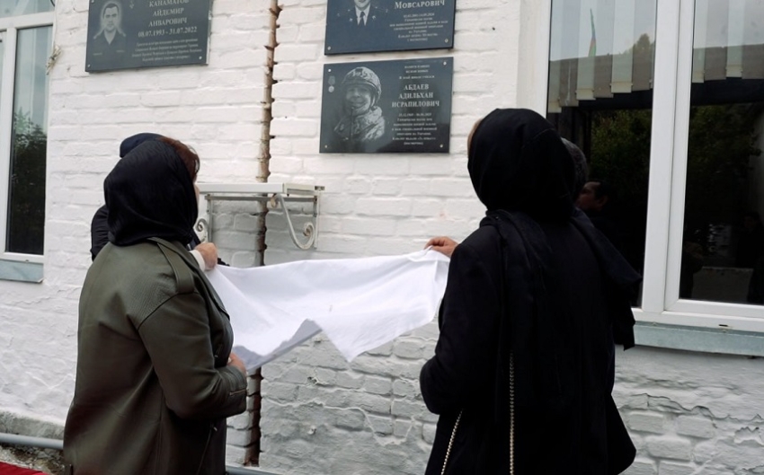 В Хасавюрте открыта мемориальная плита в память о погибшем участнике СВО Адильхане Абдаеве 