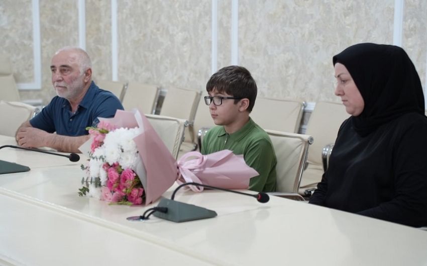 Глава Хасавюрта передал орден Мужества семье погибшего участника СВО Арсена Абучева