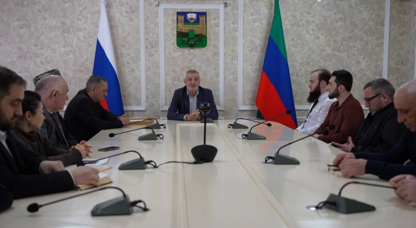 В мэрии Хасавюрта отметили жителей, спасших собак на реке Ярык-Су от большой воды и бурного течения в период обильных осадков