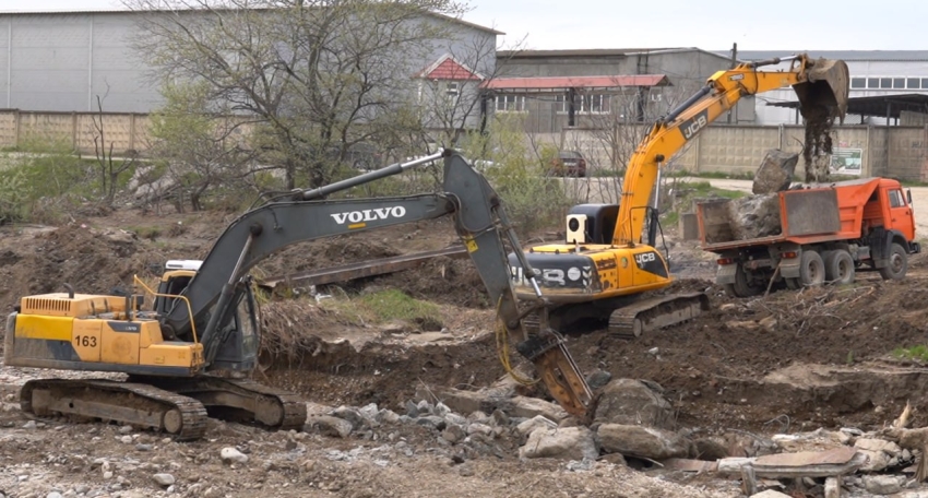 По поручению Главы Хасавюрта к берегоукрепительным работам привлечена муниципальная спецтехника