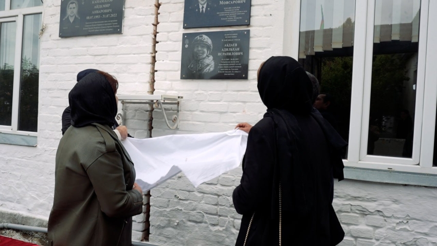 В Хасавюрте открыта мемориальная плита в память о погибшем участнике СВО Адильхане Абдаеве 