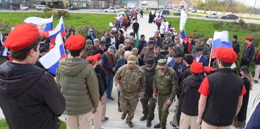 В Хасавюрте состоялась торжественная встреча участников автопробега у мемориала «Танк Э.Б. Джумагулову»